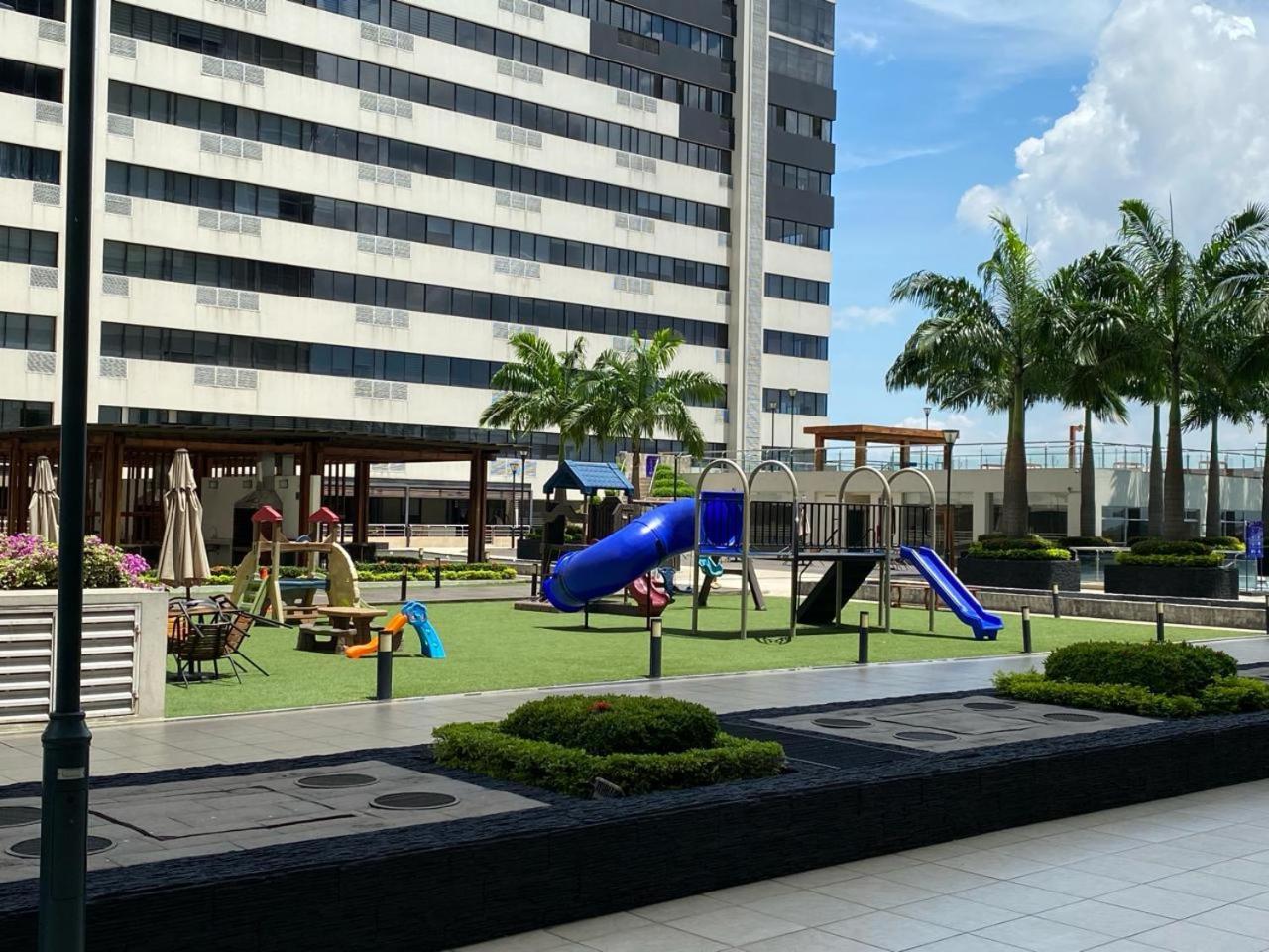 Puerto Santa Ana, Torres Bellini, 2 Dormitorios, Parqueo グアヤキル エクステリア 写真