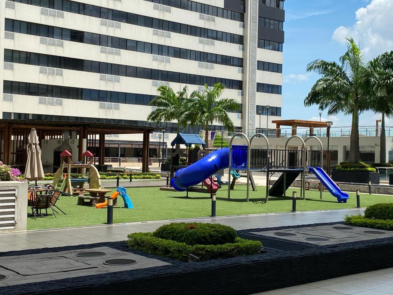 Puerto Santa Ana, Torres Bellini, 2 Dormitorios, Parqueo グアヤキル エクステリア 写真